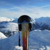 Winterlandschaft mit Helm auf Ski