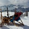 Schneesportler*in im Liegestuhl Schneesportler*in im Liegestuhl