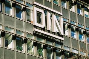 Das Deutsche Institut für Normung in Berlin Fassade des Deutschen Instituts für Normung in Berlin mit Schriftzug "DIN"