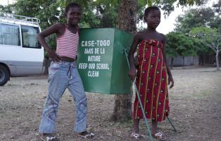 Schulkinder in Togo sammeln Plastikmüll