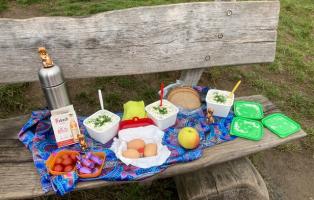 Holzbank mit Wanderpicknick