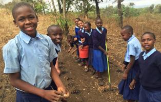 Schüler im Garten des Nambala-Schulprojektes