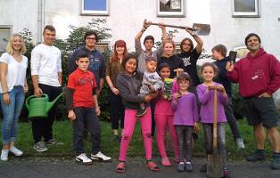 Pflanzaktion der Naturfreundejugend NRW mit Flüchtlingskindern