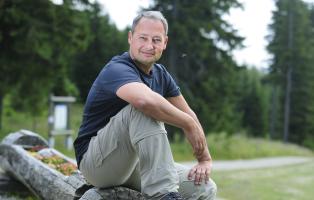Andreas Schieder, Vorsitzender der NaturFreunde Österreich, stellt sich gegen rechte Ideologie im Klettersport. Andreas Schieder, Vorsitzender der NaturFreunde Österreich, stellt sich gegen rechte Ideologie im Klettersport.