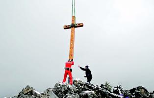 Das neue Gipfelkreuz am Jenner wird mit Hilfe eines Hubschraubers gesetzt.